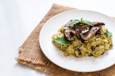Pesto ve peynir ile ev yapımı Mantarlı Risotto