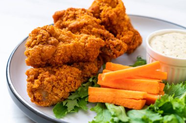 Sebzeli kızarmış tavuk kanadı.