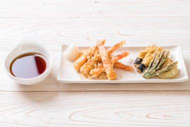 karides tempura (hırpalanmış kızarmış karides) sebze - Japon gıda tarzı