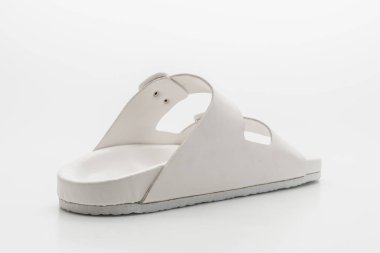 Kadınlar beyaz arka plan üzerinde izole sandalet deri