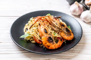 ızgara karides ve domates - İtalyan Füzyon gıda tarzı ile tavada kızartılmış spagetti