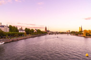 Frankfurt am Main manzarası twilight saat sırasında.
