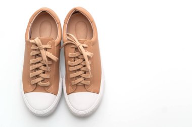 Kahverengi ayakkabılar beyaz arkaplanda izole edilmiş