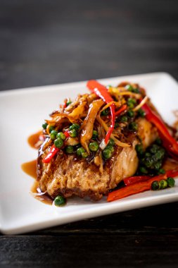 baharatlı tavada kızartılmış ve bitki ile Gruplayıcı balık fileto - Tay gıda tarzı