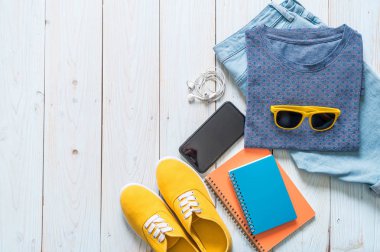 Gezgin, yaz tatili ahşap arka plan üzerinde erkek casual kıyafetler