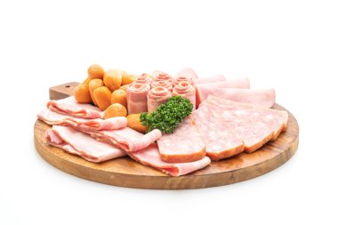 pastırma, sosis, jambon füme ve beyaz arka plan üzerinde izole Barbekü domuz pastırması