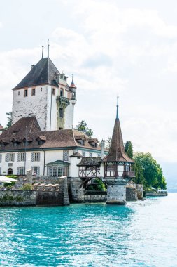 Thun Gölü arka planda İsviçre ile Oberhofen kalesinde güzel mimari