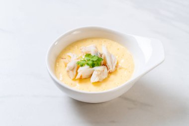 Çiğ yengeçli haşlanmış yumurta.