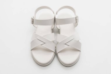 Kadınlar beyaz arka plan üzerinde izole sandalet deri