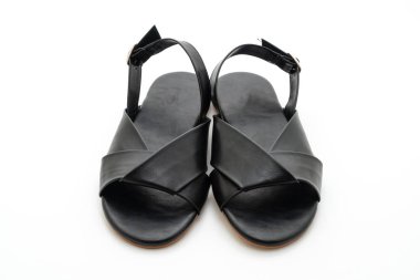 Beyaz arka plan üzerinde izole slingback ile moda erkek ve kadın deri sandaletler