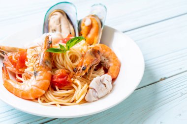 Deniz ürünleri makarna makarna midye, karides, Squis, midye ve domates - İtalyan yemeği tarzı ile