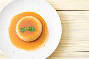 Naneli ev yapımı karamel kremalı puding.