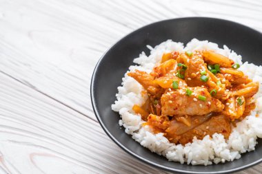 Pirinçli kimchi ve domuz kızartması. Kore usulü.