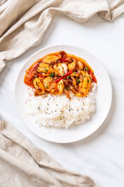 tavada kızartılmış ahtapot veya kalamar ve pirinç - Kore yemeği tarzı ile Kore baharatlı hamur (osam bulgogi)