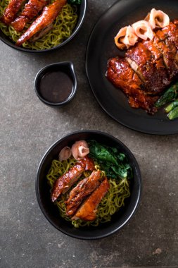 sebze erişte - Asya gıda tarzı ile kızarmış ördek