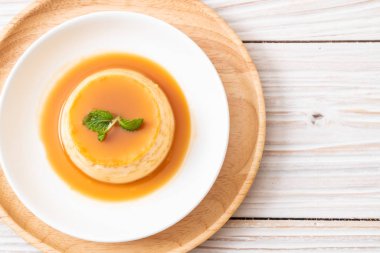 Naneli ev yapımı karamel kremalı puding.