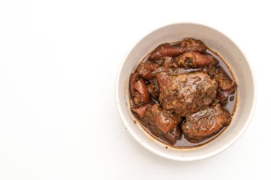 Beyaz arka plan üzerinde izole ot ile domuz eti güveç