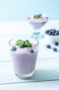 Taze yaban mersinli ev yapımı yoğurt