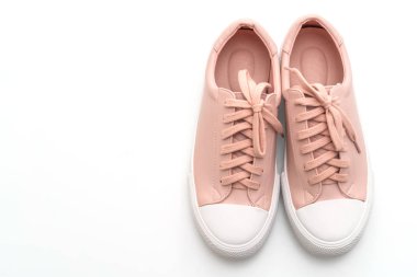pembe spor ayakkabı ayakkabı izole beyaz arka plan üzerinde
