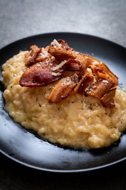 Çıtır pastırmalı ve peynirli risotto.
