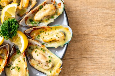 Peynirli taze midye.