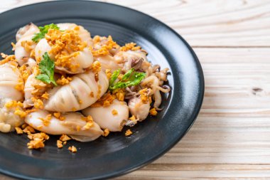 Kızarmış kalamar ya da tabakta sarımsak olan ahtapot.