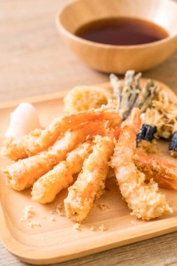 karides tempura (hırpalanmış kızarmış karides) sebze - Japon gıda tarzı