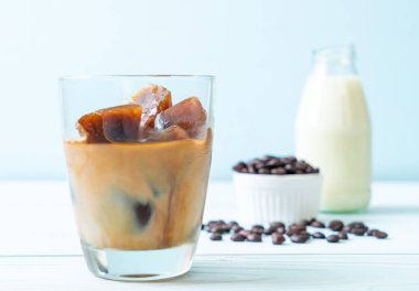 ahşap masa üzerinde sütlü kahve buz küpleri