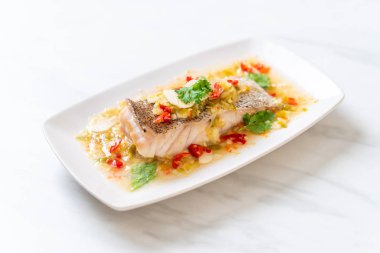 Kireç soyunma - orfoz balığı fileto Chili Lime Soslu buğulama Asya gıda tarzı