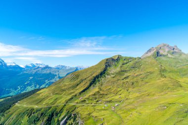Güzel Alps dağ Grindelwald, İsviçre mavi gökyüzü ile