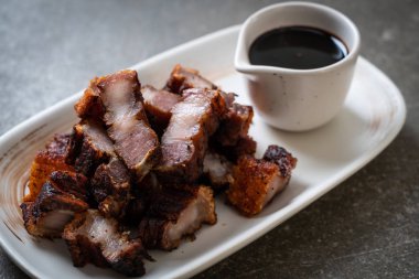 Fried çizgili domuz eti veya gevrek domuz eti veya derin kızarmış domuz eti sos ile
