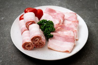 Çiğ domuz pastırma tabağa dilimlenmiş
