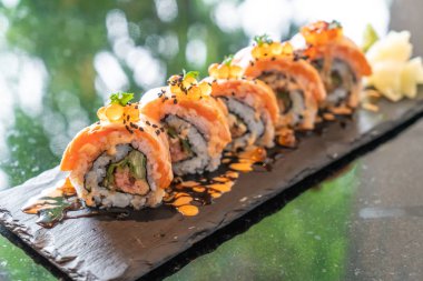 somon suşi rulo ile kaz ciğeri - Japon gıda tarzı