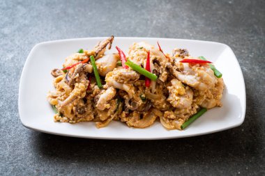 Karıştırılmış kalamar ya da tuzlu yumurtalı ahtapot - Asya deniz ürünleri tarzı