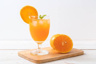 Buzlu bir bardak portakal suyu.