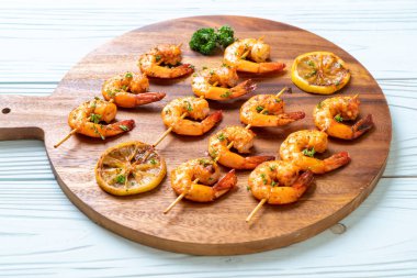 Limon - deniz ürünleri tarzı ile ızgara kaplan karides şiş