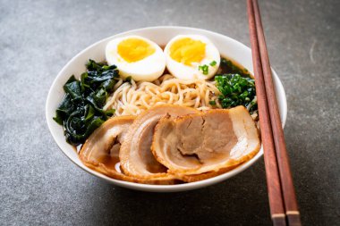 Japon usulü domuz eti ve yumurtalı Shoyu eriştesi.