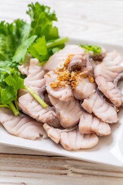 Soslu ve sebzeli haşlanmış balık sosu.