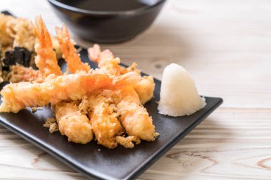 karides tempura (hırpalanmış kızarmış karides) sebze - Japon gıda tarzı