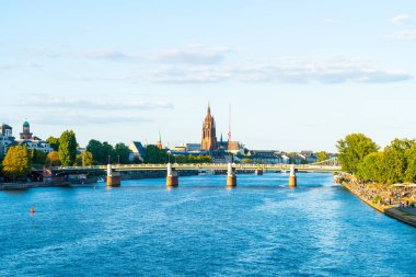 Frankfurt am Main manzarası twilight saat sırasında.