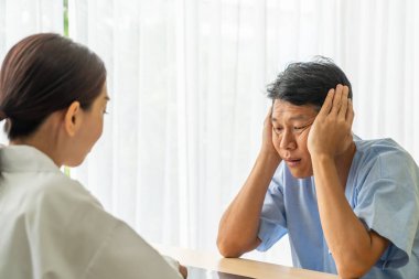 Asya kıdemli olan istişare ile doktor hasta Office - seçici odak noktası