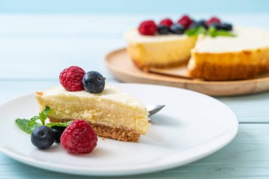 Ev yapımı cheesecake taze ahududu ve yaban mersini ile