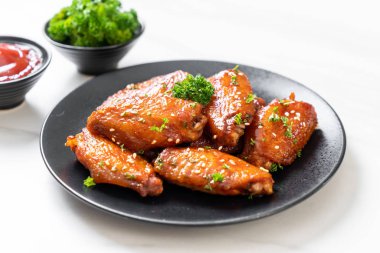 Beyaz susamlı ızgara tavuk kanadı.