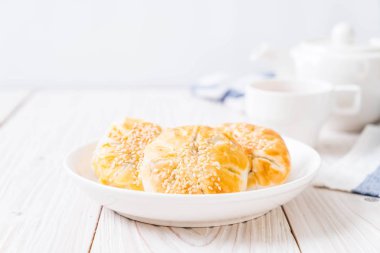 Asya tarzı ahşap zemin üzerine ev yapımı elma pasta