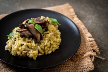 Pesto ve peynir ile ev yapımı Mantarlı Risotto