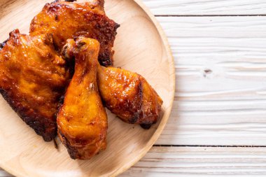 Masada ızgara ve ızgara tavuk.