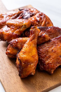 Masada ızgara ve ızgara tavuk.