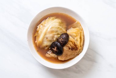 kırmızı mantar - vegan ve Asya tarzı Vejetaryen yiyecekler çorbası haşlanmış lahana