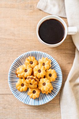 Hindistan cevizli bisküvi ve ananas reçeli.