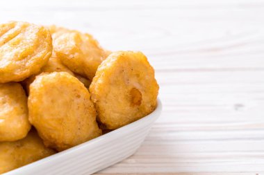 Soslu tavuk nugget, sağlıksız yemek.